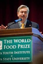 View Image 'Gov. Terry Branstad speaks to...'